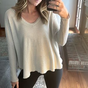 Waffle knit V-neck Bohemian pull over raw hem long sleeve light sweater